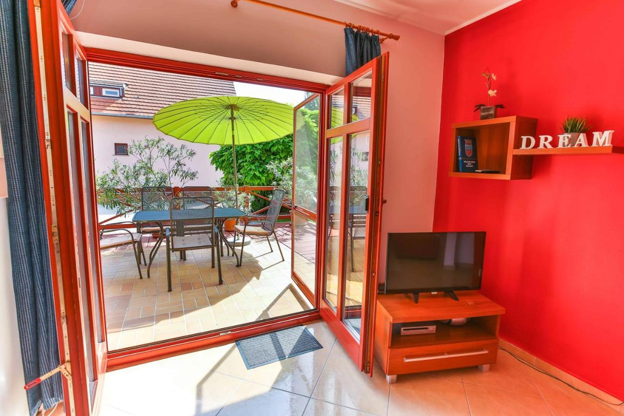 Sara-Lux Apartman Nyarliget Exterior foto